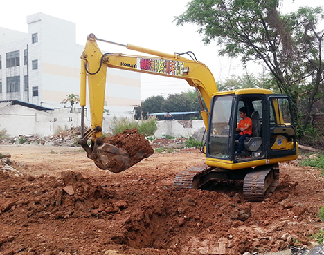 东莞万江专业可靠的挖掘机培训学校收费如何？